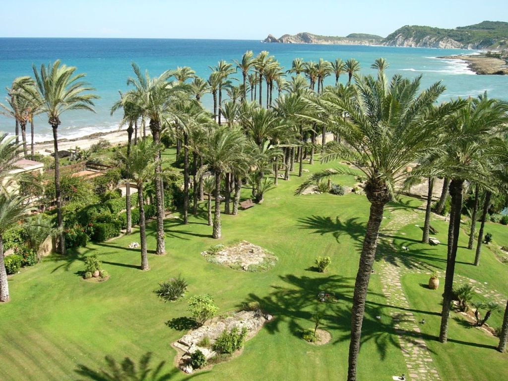 Palmengarten und Mittelmeer im Hintergrund bei Jávea, Spanien