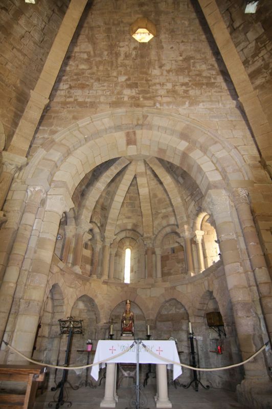 Innenraum mit Chor und der Figur der Jungfrau Maria in der Kirche Santa Maria de Eunate