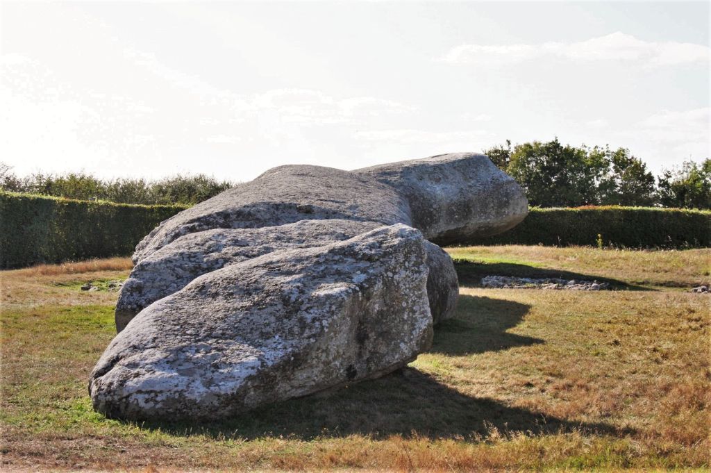 Le grand Menhir brisé in Locmariaquer im Megalithenmuseum der Superlative