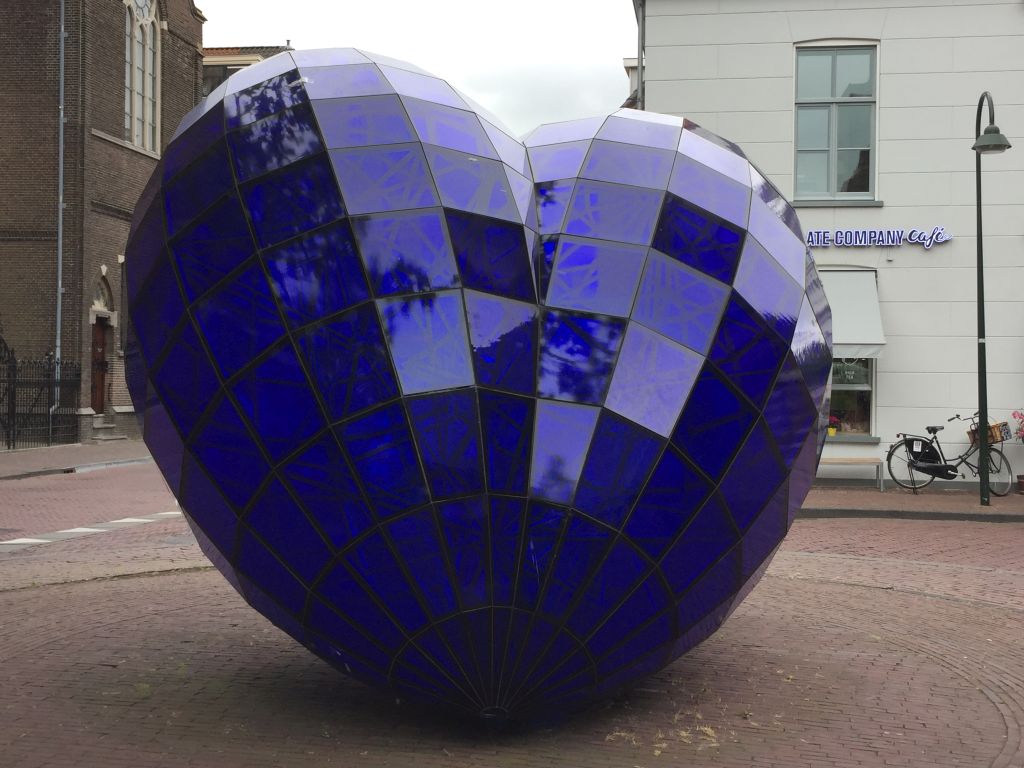 Blaues Herz, eine ueberdimensionale Glas-Stahl-Konstruktion am Zugang zum Marktplatz in Delft