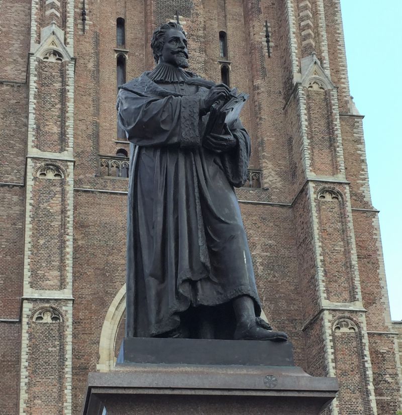 Statue von Hugo Grotius (Hugo de Groot) vor der Neuen Kirche in Delft