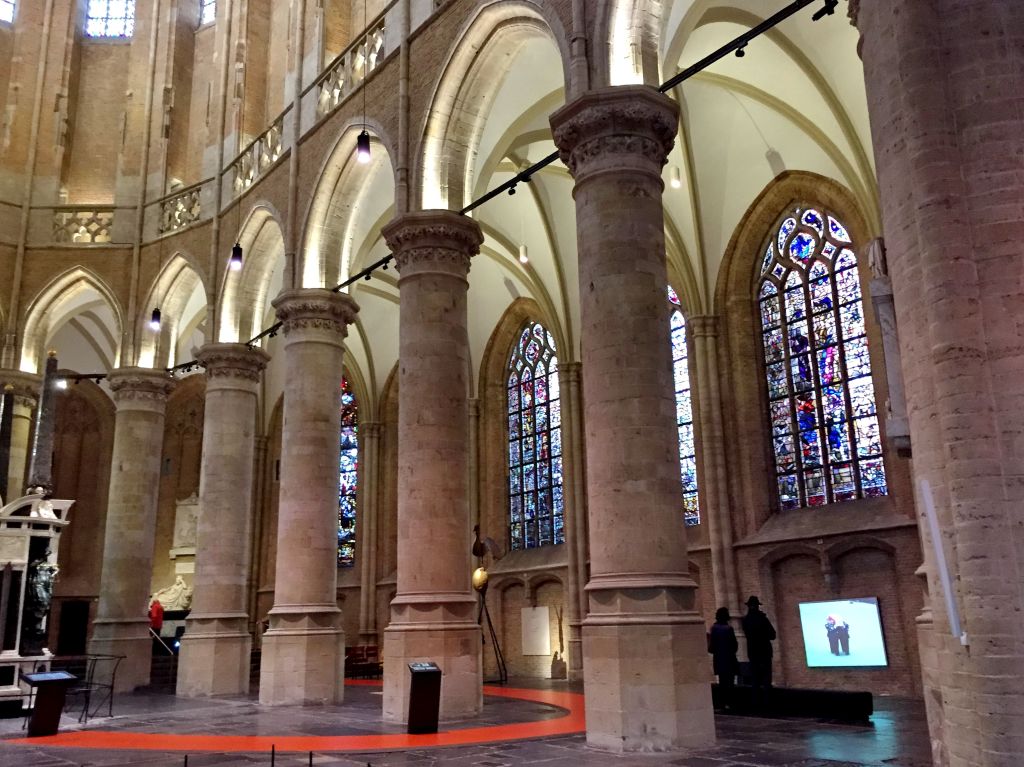 Bunte Bleiglasfenster in der Neuen Kirche in Delft