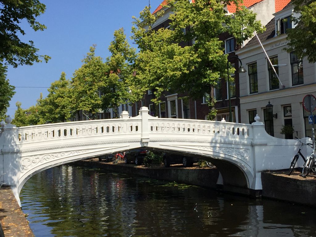 weiße Neo-Renaissance-Bruecke, genannt Visbrug in Delft