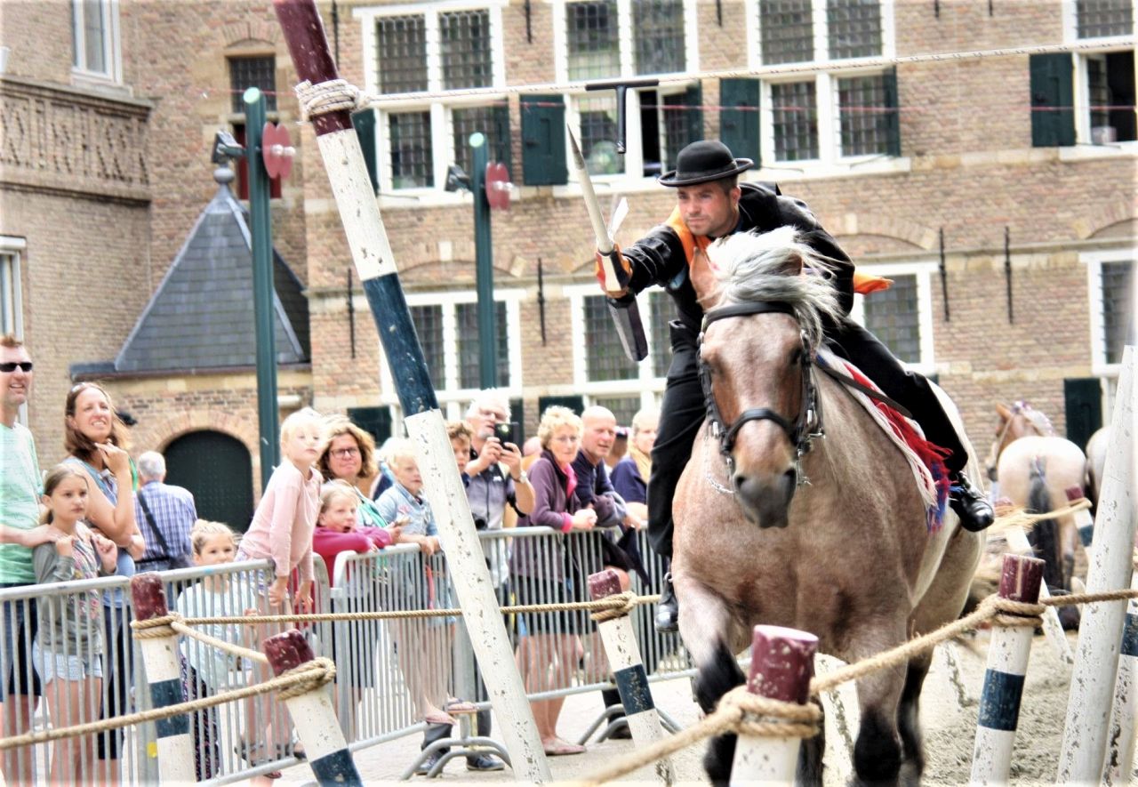 Ringreiter mit Lanze, der in vollem Galopp auf seinem Pferd den Ring sticht