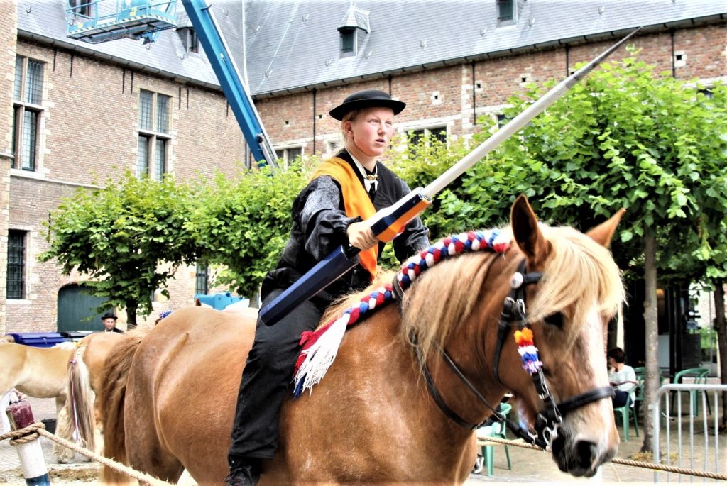 Ringreiterin auf ihrem Pferd in Aktion beim folkloristischen Tag in Middelburg.