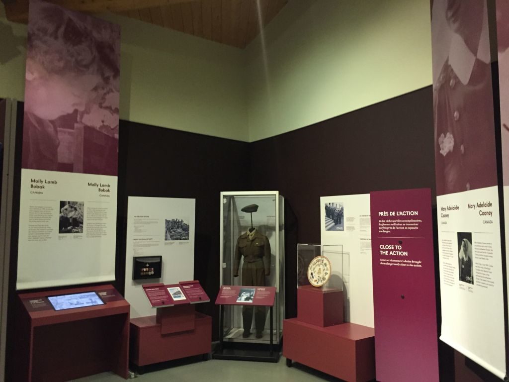 Blick in den Ausstellungsraum der Sonderausstellung Great Women at War 1939 - 1945 im Juno Beach Centre
