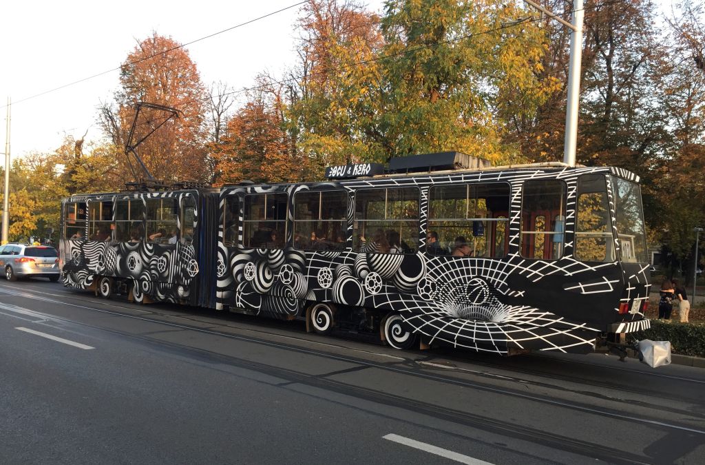 schwarz-weiße Graffiti Straßenbahn in Cluj / Klausenburg, Rumaenien