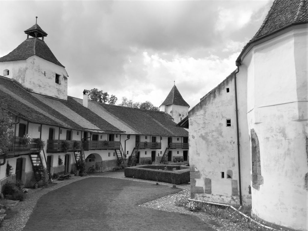 Blick in die Kirchenburg von Honigberg, Rumaenien