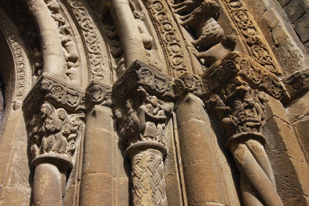 Kapitelle des Portals der Kirche Santa Maria in Uncastillo