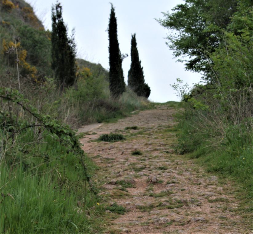 Römerstraße und Jakobsweg bei Cirauqui in Navarra