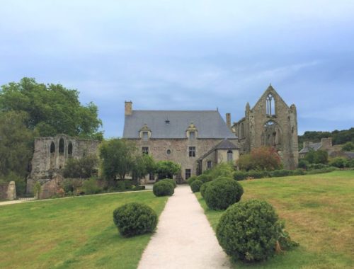 Blick auf die Westfassade und die Ruinen der Abteikirche von Beauport, Bretagne