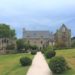 Blick auf die Westfassade und die Ruinen der Abteikirche von Beauport, Bretagne