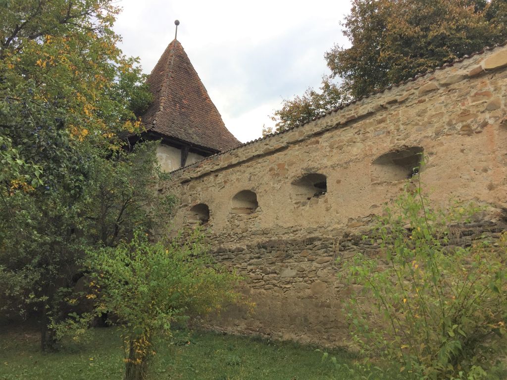 Mauerring mit Schiessscharten der Kirchenburg in Kleinschenk / Cincsor, Siebenbuergen