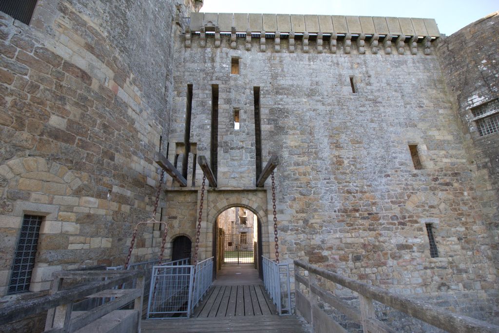 Eingang mit Zugbruecke zum Chateau de la Hunaudaye an der Cotes d'Armor in der Bretagne