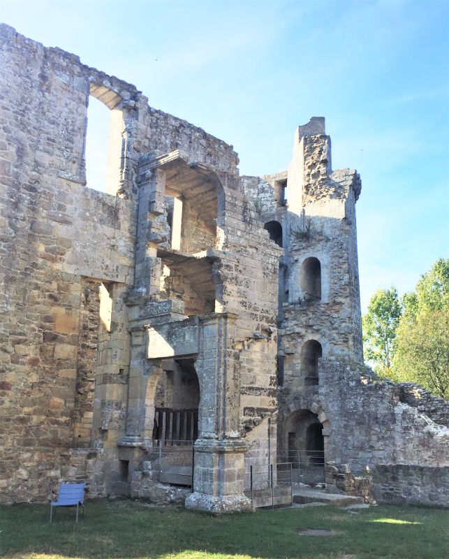 Renaissance-Treppe und Eisturm des Chateau de la Hunaudaye