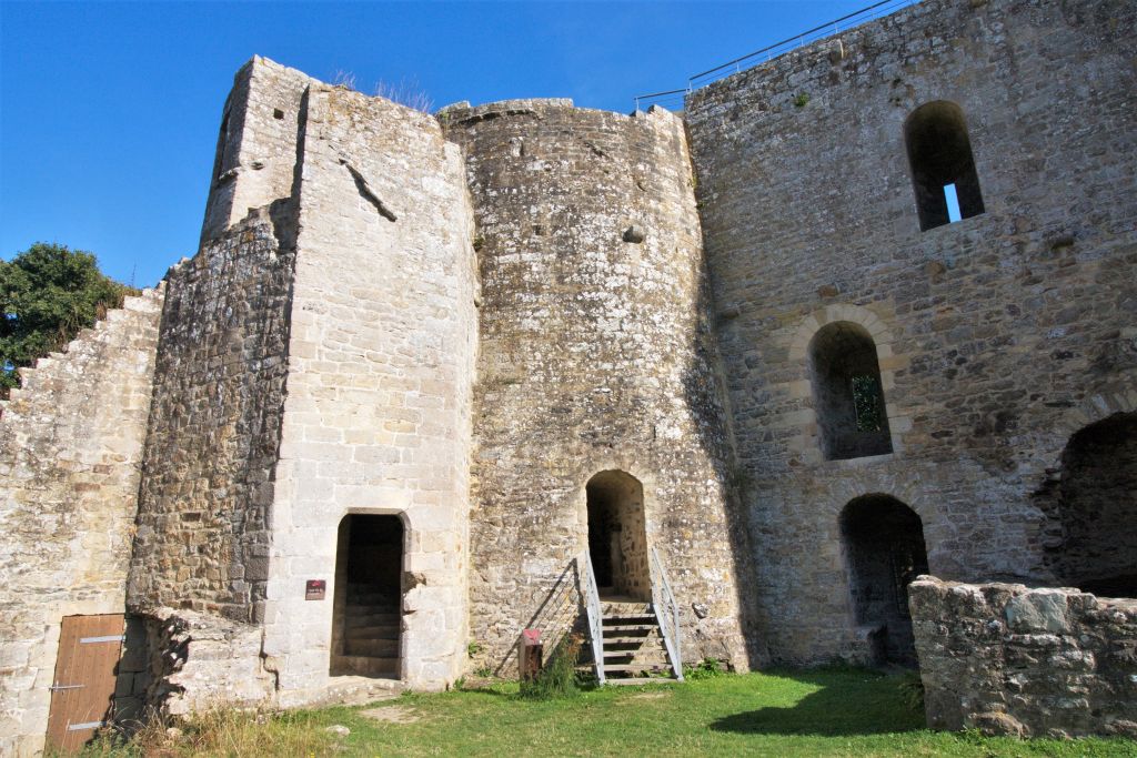 Tour de la Chapelle des Chateau de la Hunaudaye in der Bretagne