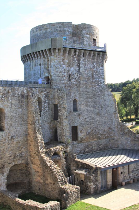 Militärturm des Chateau de la Hunaudaye in der Bretagne
