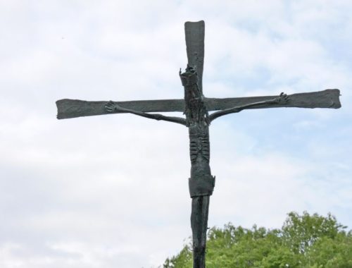 schmiedeeiserne Stele Christus am Kreuz