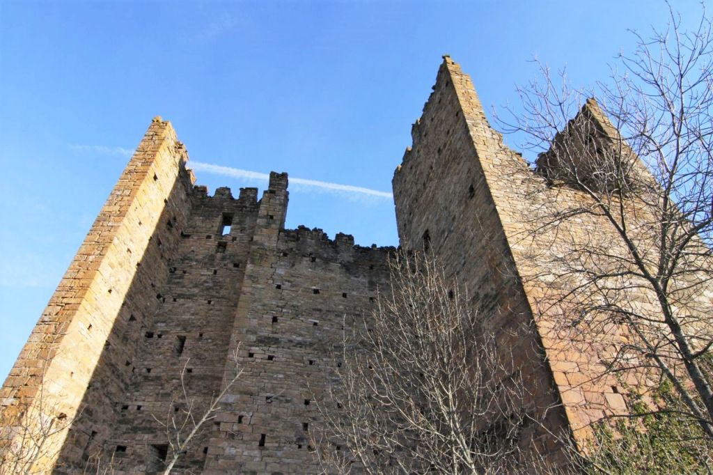 Ruine des Bergfrieds von Ruesta aus dem 11. Jahrhundert; in Aragon, im Norden Spaniens, am Jakobsweg