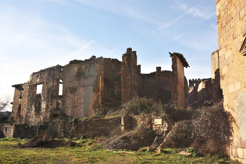 Ruinen von Wohnhaeusern in Ruesta in Aragon; ein verlassenes Dorf am Jakobsweg im Norden Spaniens