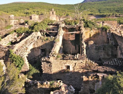 Ansicht der Ruinen von Ruesta in Aragonien; ein verlassenes Dorf am Jakobsweg im Norden Spaniens.