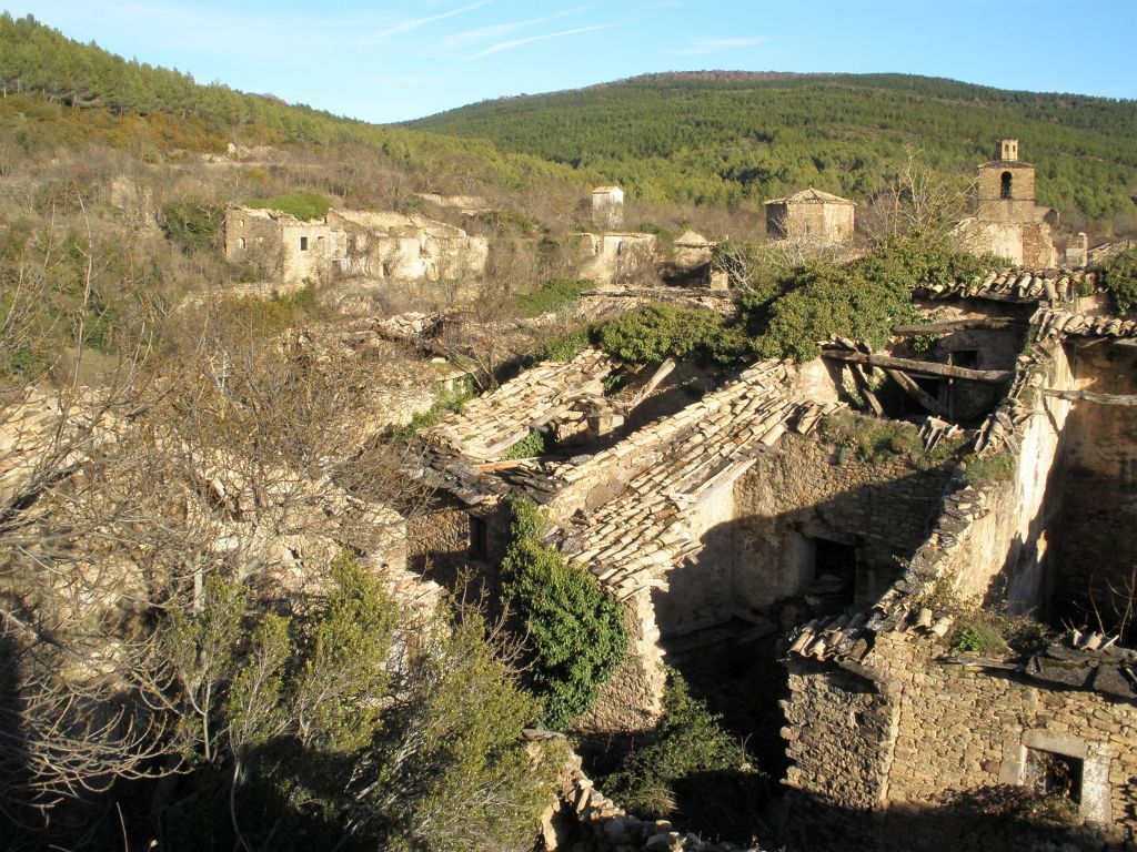 Ansicht der Ruinen von Ruesta in Aragon; ein verlassenes Dorf am Jakobsweg im Norden Spaniens.