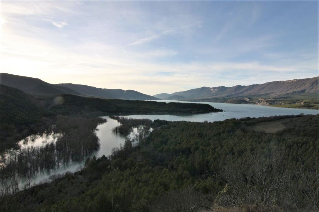 Blick vom verlassenen Dorf Ruesta auf den Yesa Stausee.