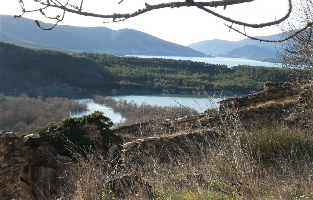 Blick vom verlassenen Dorf Ruesta auf den Yesa Stausee. Der Stausee liegt in Aragonien, im Norden Spaniens.