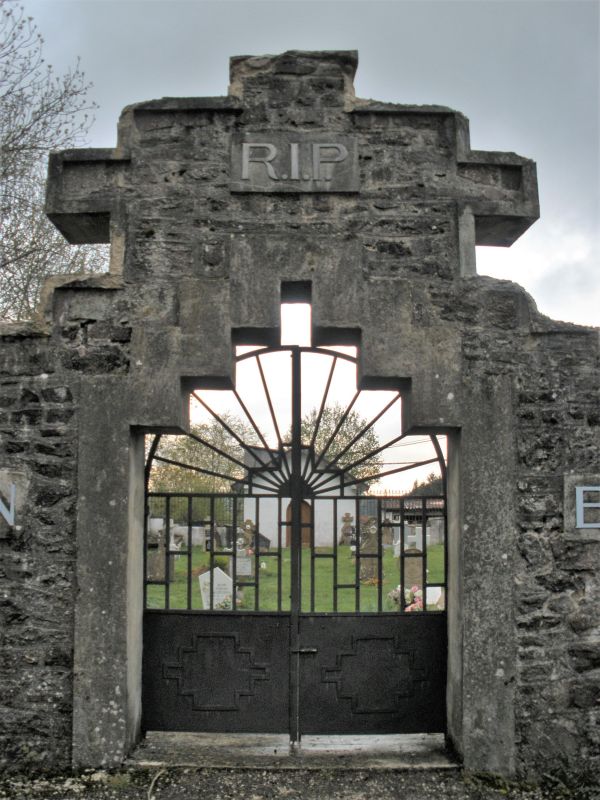 Eingangstor zum Friedhof von Aurizberri-Espinal