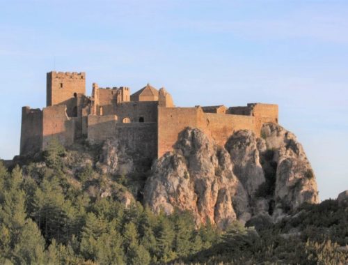 Das Castillo de Loarre in der Provinz Huesca in Aragon, Spanien auf den Auslaeufern der Sierra de Guara