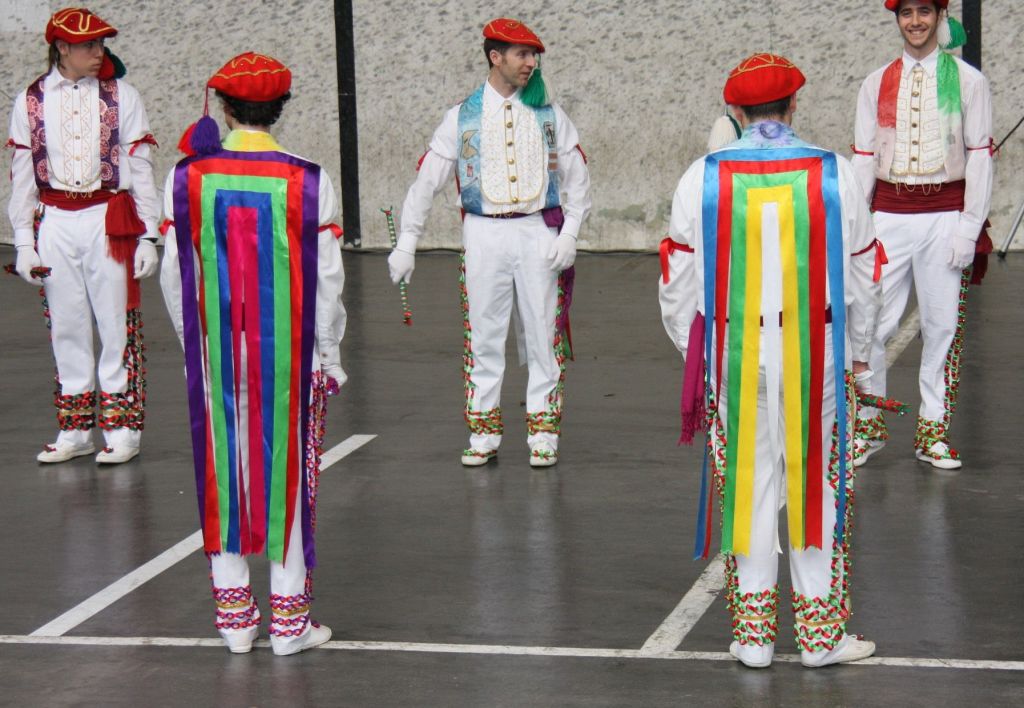 Bolantak, traditionelle Tanzgruppe aus den spanischen Pyrenaeen in farbenfrohem Outfit