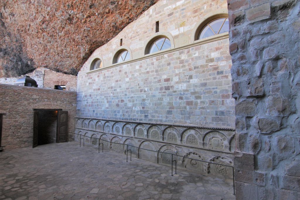 Pantheón de Nobles im Felsenkloster San Juan de La Pena