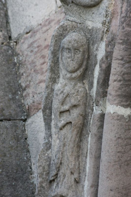 Moench am Portal der Kirche Santa María de Eunate