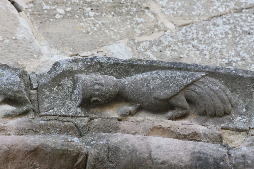 Maennerkopf mit Krone und Vogelkoerper am Portal der Kirche Santa María de Eunate