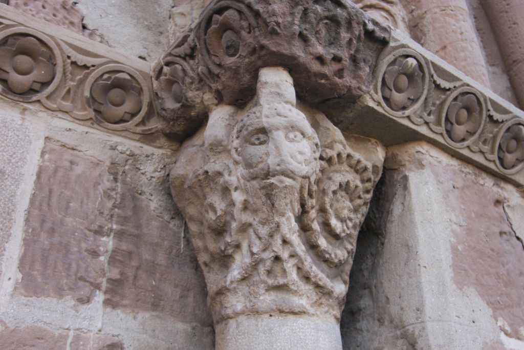 Maennerkopf mit gezwirbeltem Bart am Portal der Kirche Santa Maria de Eunate