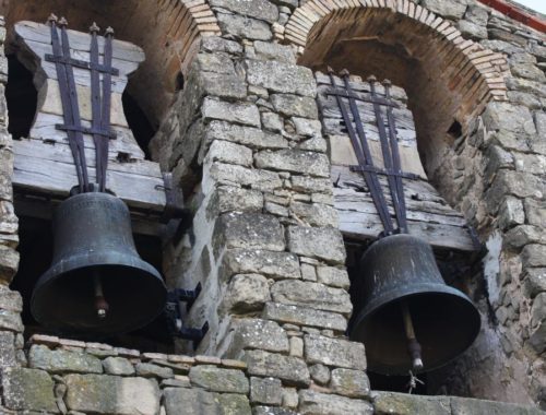 Glocken der Iglesia San Miguel in Olcoz, Navarra, Spanien