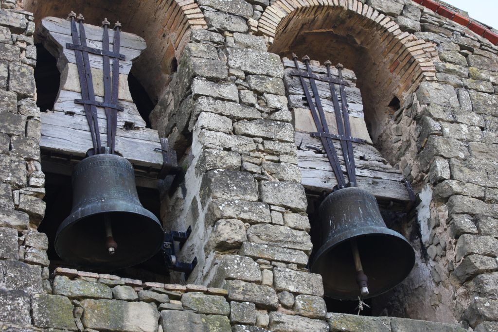 Glocken der Iglesia San Miguel in Olcoz, Navarra, Spanien