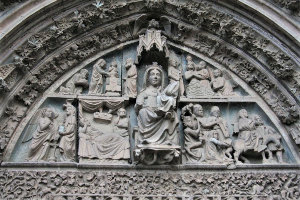 Tympanon mit Maria mit Kind an der Kirche Santa Maria la Real in Olite