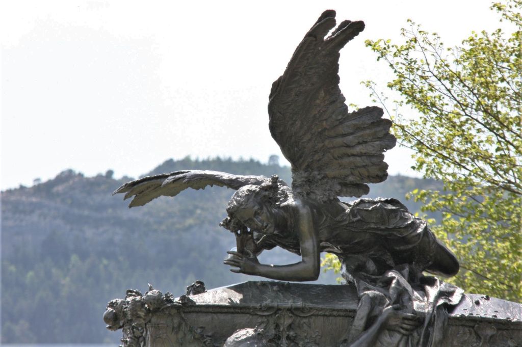 Detail des Mausoleums des Tenors Julian Gayarre auf dem Gemeindefriedhof in Roncal, Navarra