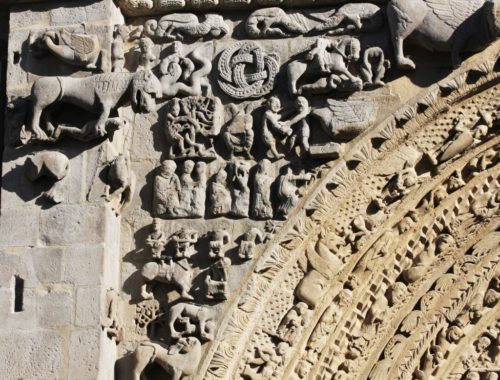 Detail des bildgewaltigen Portals der Iglesia Santa María in Sanguesa