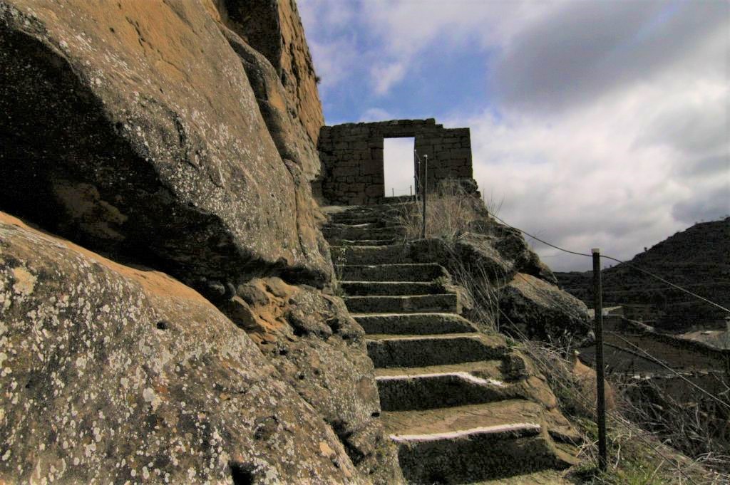 Aufgang zur Burgruine von Uncastillo