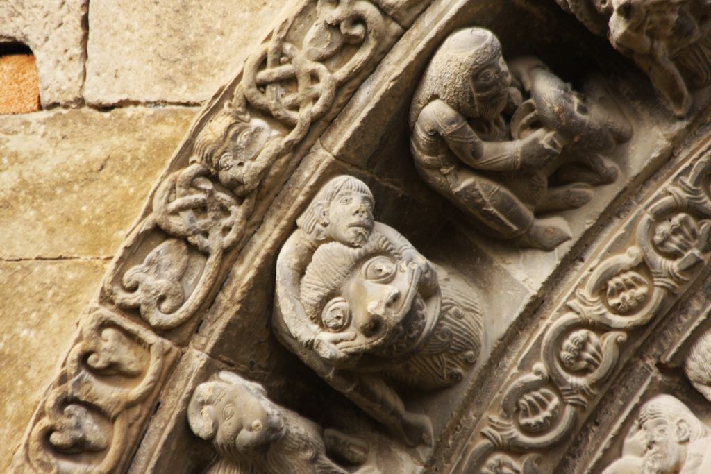 Detail des Archivolts des Portals der Kirche Santa Maria in Uncastillo