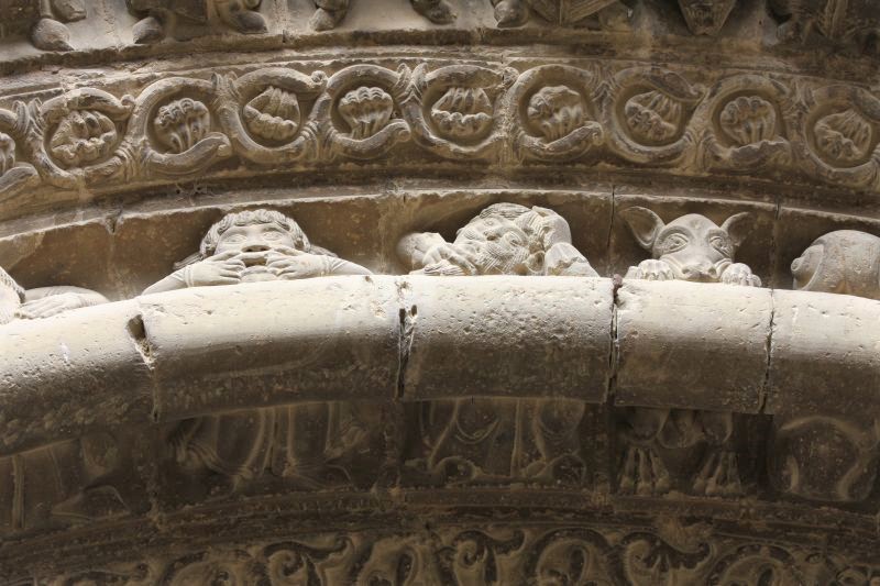 Steinmetzarbeiten im Bogen des Portals der Kirche Santa Maria in Uncastillo
