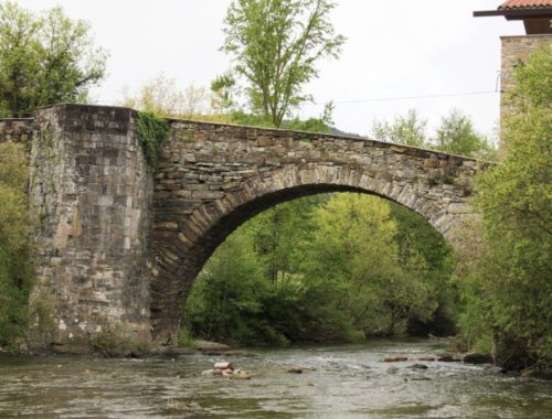 Puente de la Rabia in Zubiri, romanische Brücke im Estribar-Tal