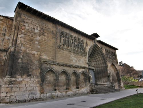 Nordfassade mit gotischem Portal der Iglesia Santo Sepulcro in Estella