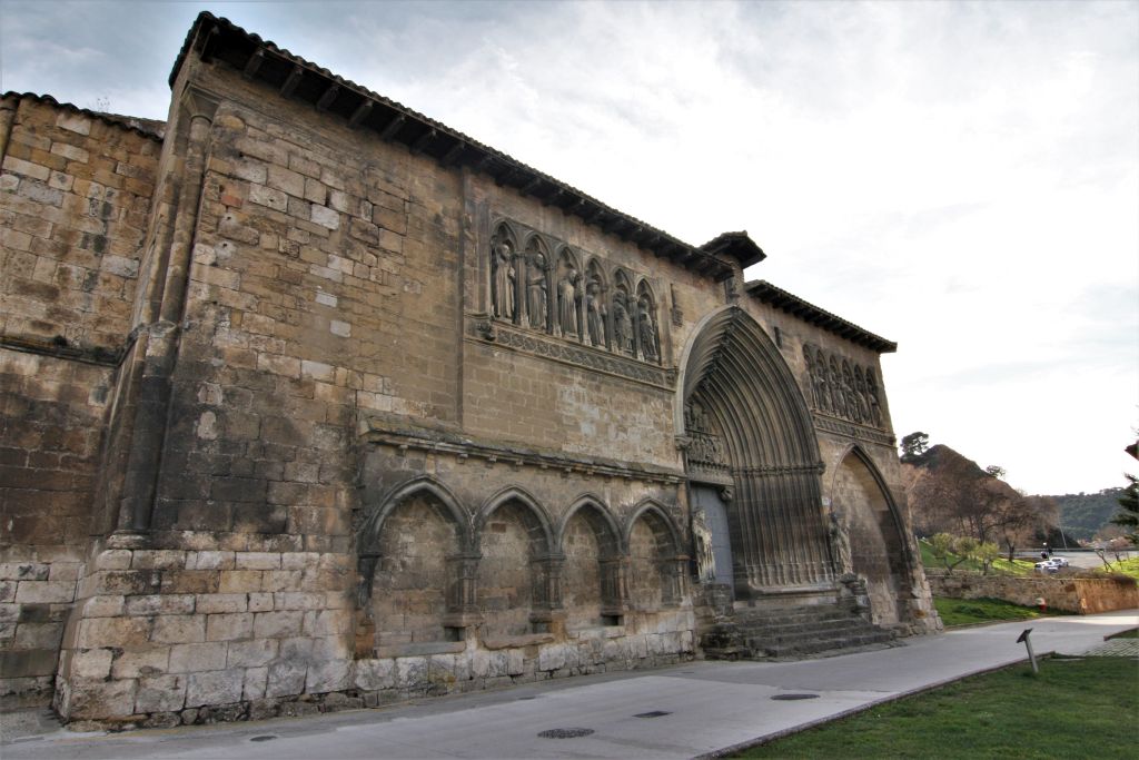 Nordfassade mit gotischem Portal der Iglesia Santo Sepulcro in Estella