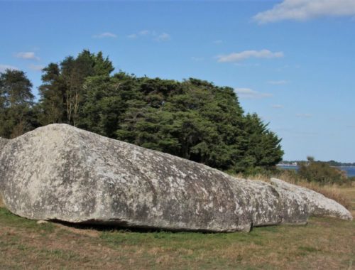 Der zerbrochene Menhir in Megalithenmuseum von Locmariaquer in der Bretagne
