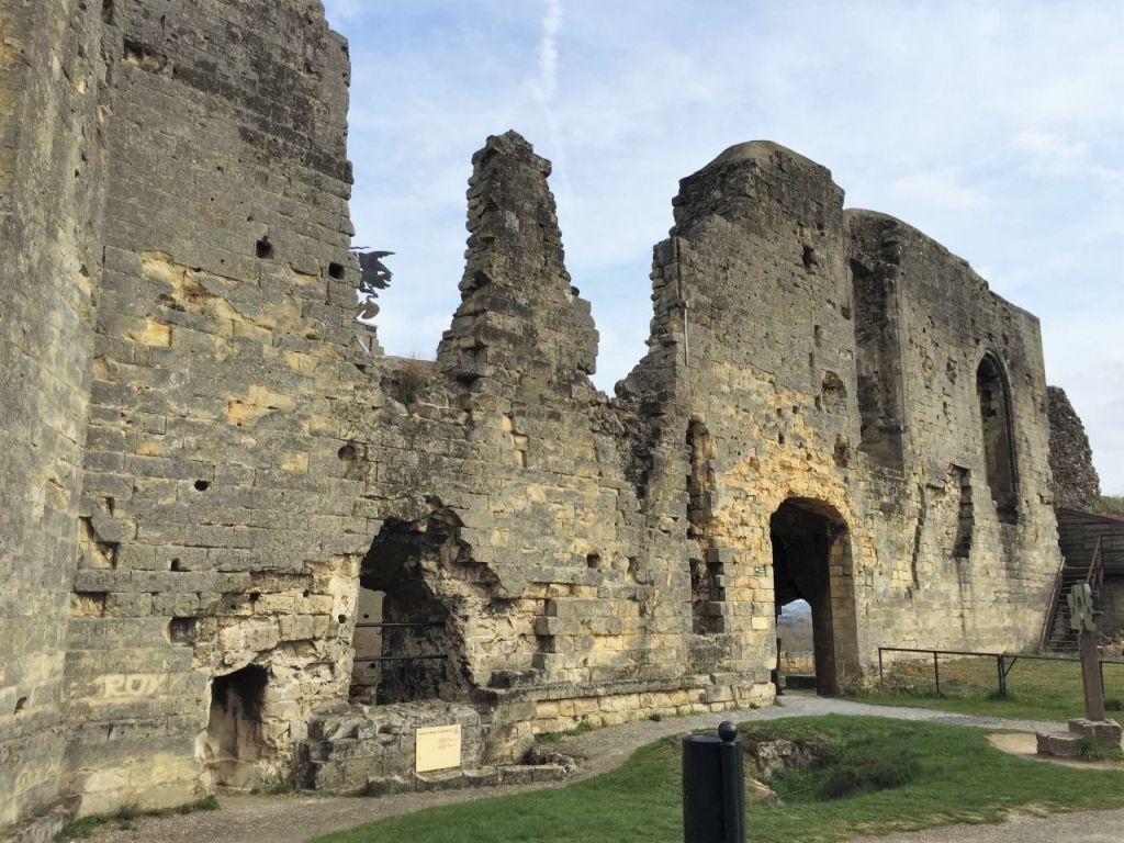 Außenansicht der Mauerfragmente des grossen Rittersaals der Hoehenburg Valkenburg in Suedlimburg