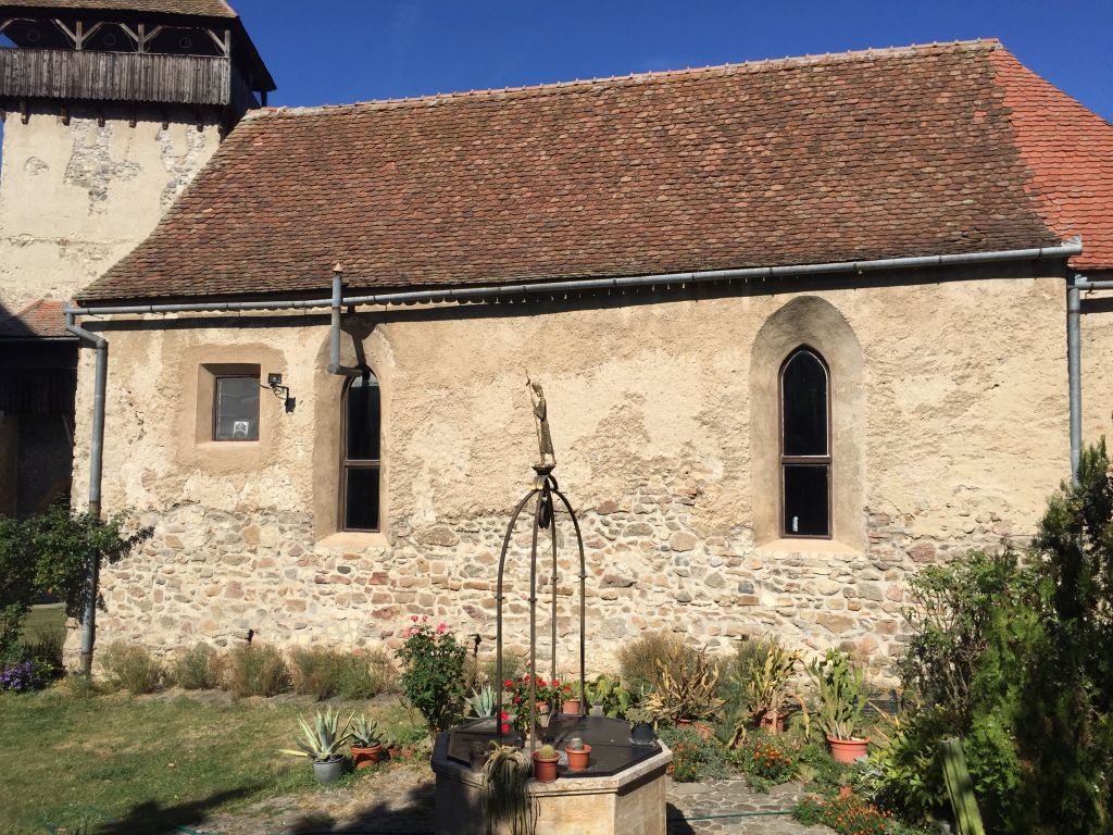 Kapelle mit Brunnen der Kirchenburg von Kelling / Câlnic, Siebenbuergen