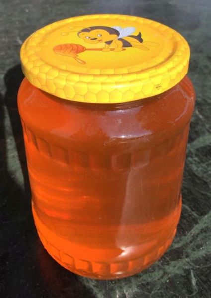 Ein Glas selbstgemachter Bluetenhonig aus Siebenbuergen